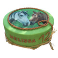 Grüne Torte mit essbarem Tortenaufleger aus Fondant: Foto von zwei Pferden, darunter Name und Zahl