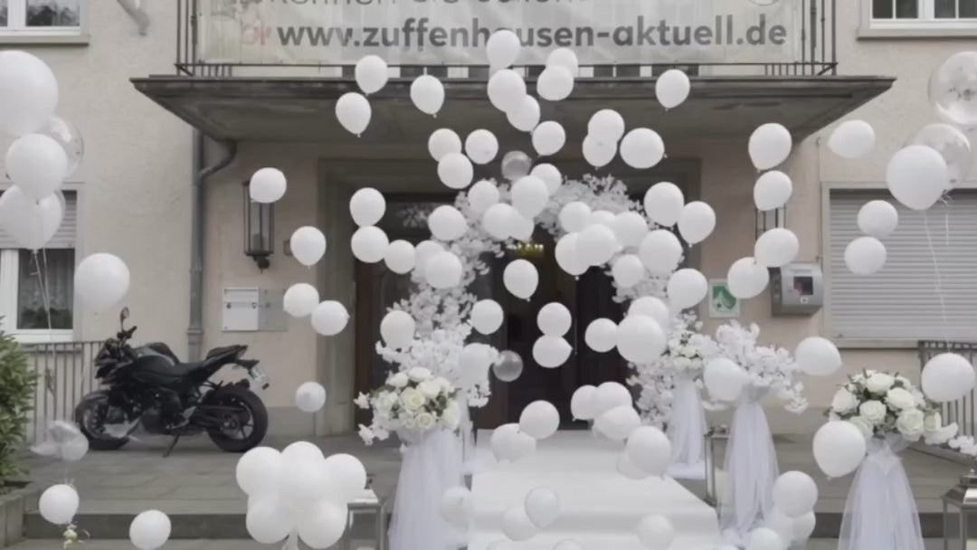 Piñata-Ballon mit Namen vor dem Standesamt Zuffenhausen, weiße Ballons steigen in den Himmel