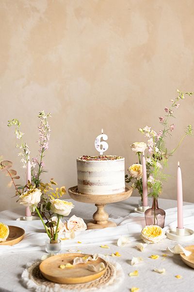 Kerze - Zahl - 6 - Weiß mit Blütenblättern - 8cm