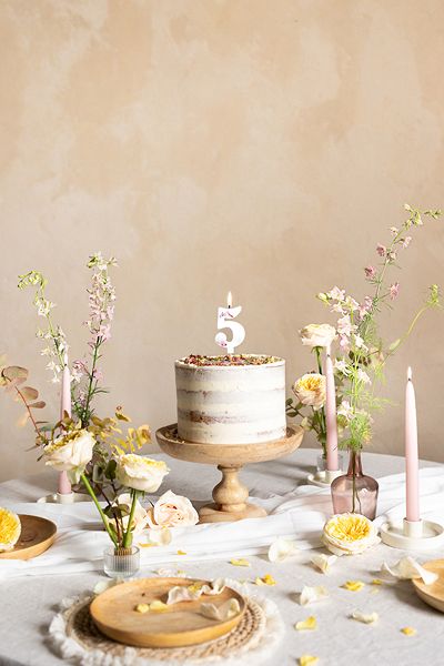 Kerze - Zahl - 5 - Weiß mit Blütenblättern - 8cm