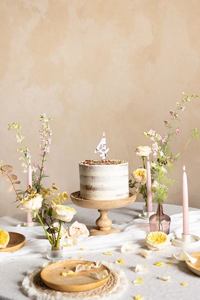 Kerze - Zahl - 4 - Weiß mit Blütenblättern - 8cm