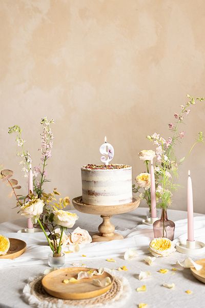 Kerze - Zahl - 9 - Weiß mit Blütenblättern - 8cm