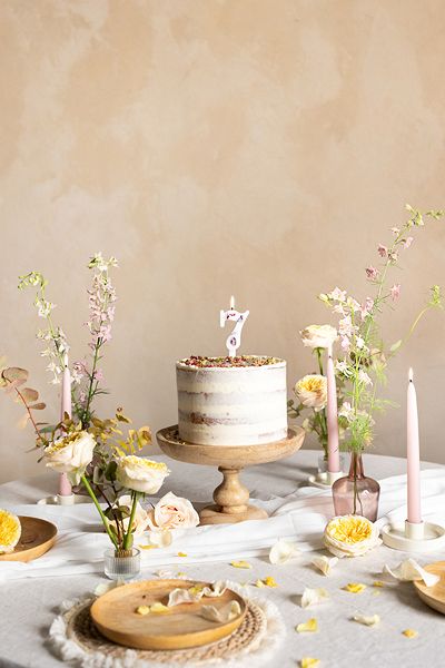 Kerze - Zahl - 7 - Weiß mit Blütenblättern - 8cm