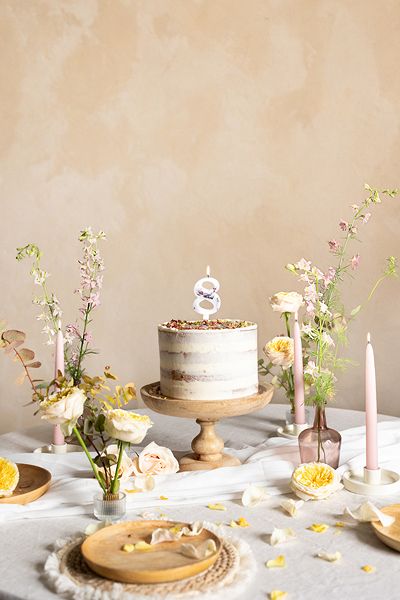 Kerze - Zahl - 8 - Weiß mit Blütenblättern - 8cm