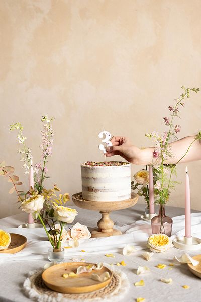 Kerze - Zahl - 3 - Weiß mit Blütenblättern - 8cm